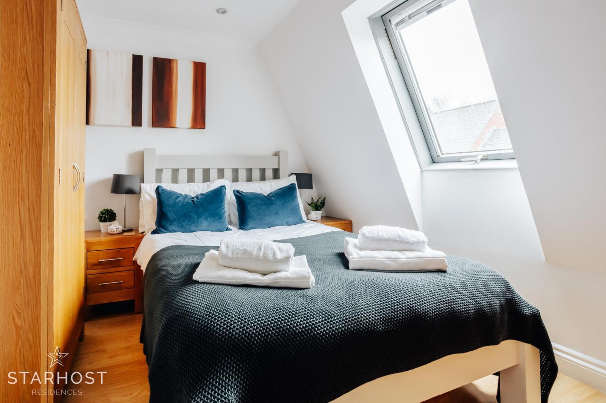 Central 3 Bed Apartment At Regents Court, Newbury Newbury  Exteriör bild