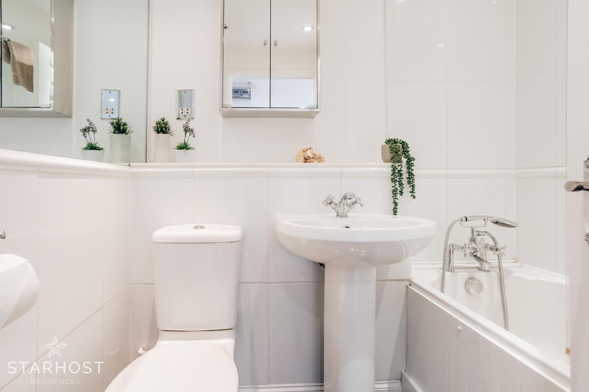 Central 3 Bed Apartment At Regents Court, Newbury Newbury  Exteriör bild