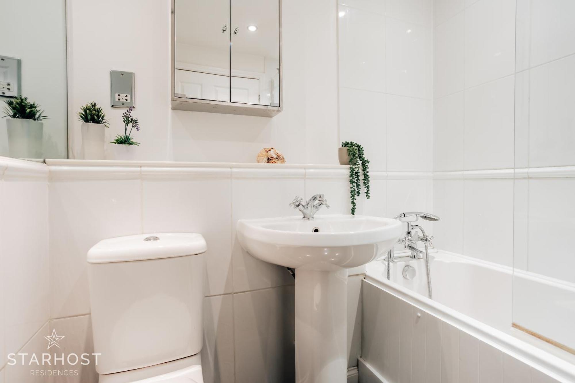 Central 3 Bed Apartment At Regents Court, Newbury Newbury  Exteriör bild